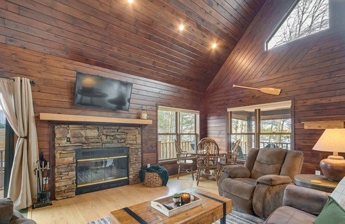 Turtle Lake Cabina | Wisconsin Cabin w/ Private Hot Tub & Deck