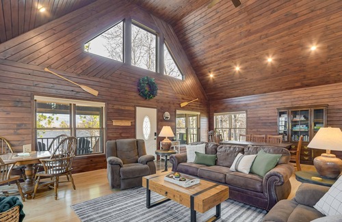 Turtle Lake Cabina | Wisconsin Cabin w/ Private Hot Tub & Deck