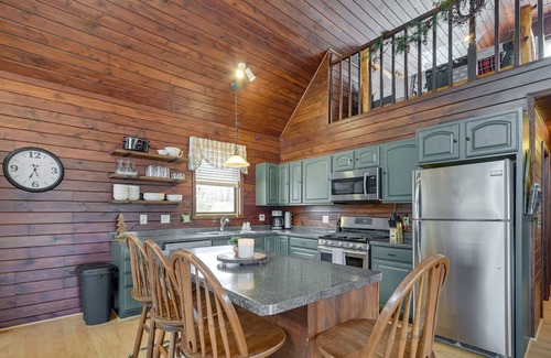 Turtle Lake Cabina | Wisconsin Cabin w/ Private Hot Tub & Deck