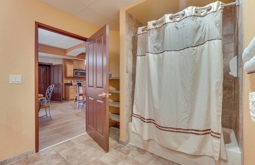 Wisconsin Dells Apartamento | Wisconsin Dells Resort Condo w/ 2 Fireplaces