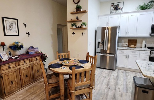Citrus Springs Apartamento | Wise Owl Retreat, a beautiful suite amongst towering oaks, on the River.