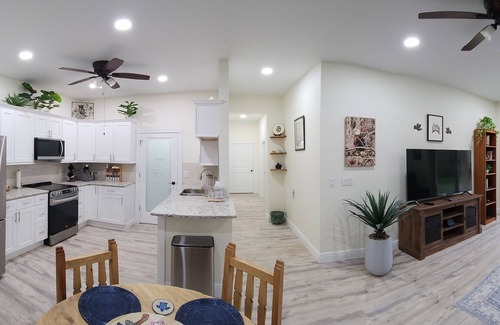 Citrus Springs Apartamento | Wise Owl Retreat, a beautiful suite amongst towering oaks, on the River.