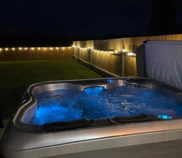 Evesham Casa | Wisteria Barn hot tub holidays in the Cotswolds