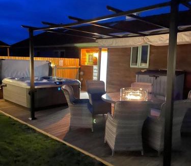 Evesham Casa | Wisteria Barn hot tub holidays in the Cotswolds