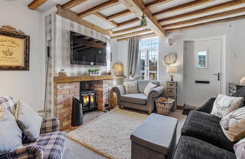 Nantwich Cabaña | WISTERIA COTTAGE, family friendly, with hot tub in Nantwich