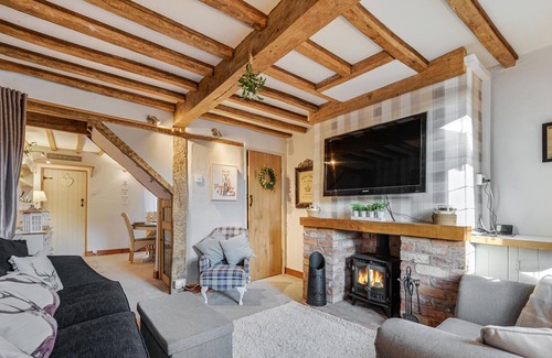Nantwich Cabaña | WISTERIA COTTAGE, family friendly, with hot tub in Nantwich