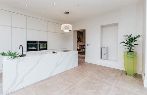Medmenham Casa | Wisteria House - Sleeps 11