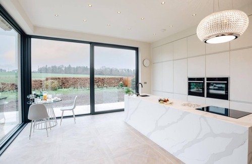 Medmenham Casa | Wisteria House - Sleeps 11