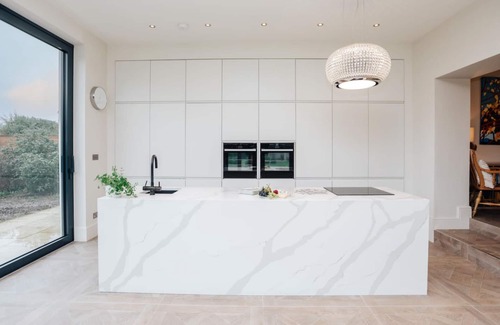 Medmenham Casa | Wisteria House - Sleeps 11