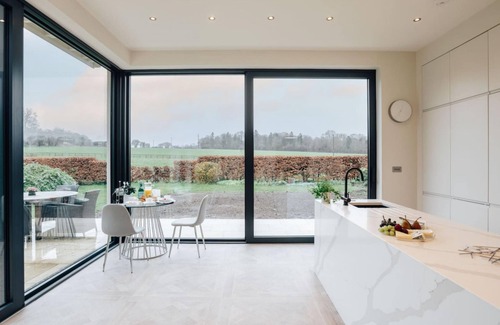Medmenham Casa | Wisteria House - Sleeps 11