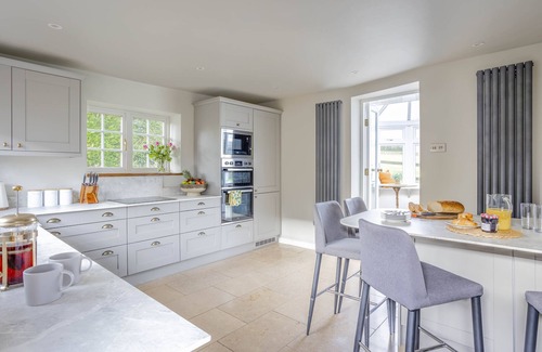Upton Cheyney Otro | Wisteria View with Log Cabin sleeps 20 with hot tub