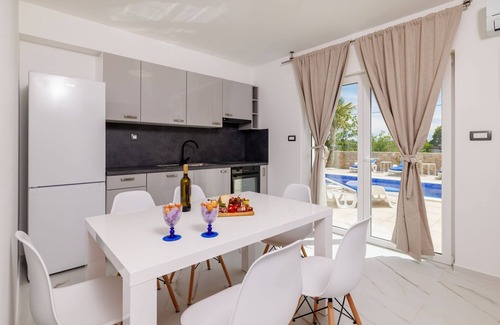 Kras Apartamento | Con piscina de 28m2 no lejos de la bahía de barro curativo