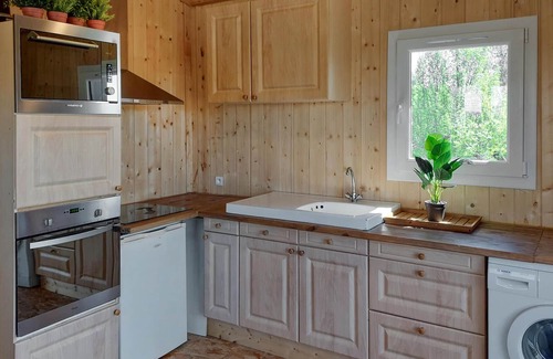 Mache Casa | With a breathtaking view of the lake, this compact wooden house in Mache welcomes you.