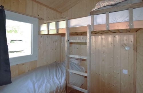 Mache Casa | With a breathtaking view of the lake, this compact wooden house in Mache welcomes you.