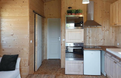 Mache Casa | With a breathtaking view of the lake, this compact wooden house in Mache welcomes you.