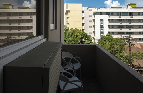 Miramar Apartamento | With Balcony | King Bed | Free Parking | AC