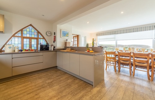 Portreath Casa | Con vistas panorámicas al mar, esta propiedad disfruta de una excelente posición en la ladera.