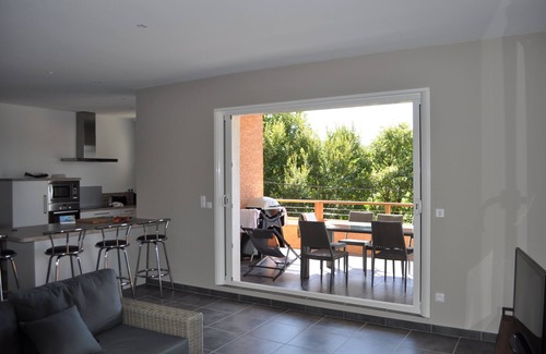 Bauduen Villa | Con vista al lago de Ste Croix, villa contemporánea para 8 personas.