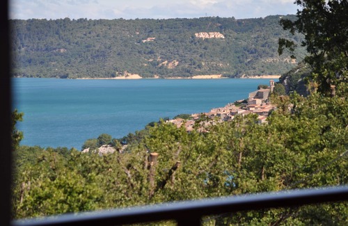 Bauduen Villa | Con vista al lago de Ste Croix, villa contemporánea para 8 personas.