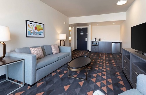 Florida Center Hotel | Within Walking Distance to Universal Studios! Spacious Room w/ Living Room, Pool
