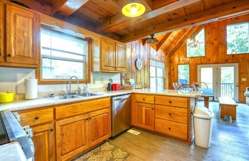 Flat Hollow Marina Cabina | Witt's Cove Landing Lakefront, cov'd dock+hot tub