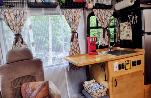 Del Rio Casa | Witt's End...Cozy RV with AC and WiFi in Charming Del Rio