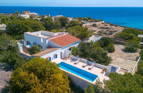 Formentera Villa | Estupenda casa de vacaciones privada con WIFI, piscina privada, A/C, TV, patio y aparcamiento