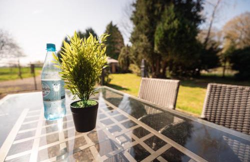 Alpen Apartamento | Wohlfühloase - Moderne Ferienwohnung mit großem eingezäuntem Garten in Alleinlage an Feld & Wald, Natur pur trifft auf Komfort, Wellness und gute Erholung