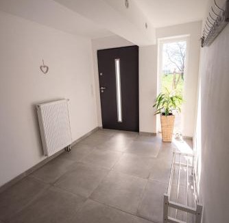 Alpen Apartamento | Wohlfühloase - Moderne Ferienwohnung mit großem eingezäuntem Garten in Alleinlage an Feld & Wald, Natur pur trifft auf Komfort, Wellness und gute Erholung