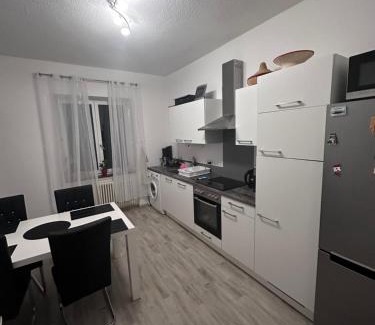 Petershausen-West Apartamento | Wohnen am Wasser - Privatzimmer - Sharing Apartment