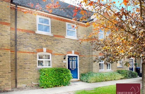 Knaphill Casa | Woking - Driveway Parking, Pets Welcome
