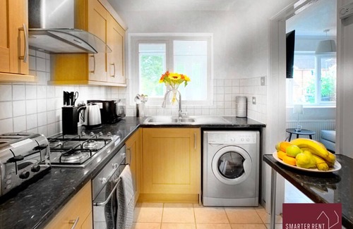 Bisley Casa | Woking - Front Garden, Parking, Pets Welcome