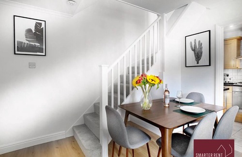 Bisley Casa | Woking - Front Garden, Parking, Pets Welcome