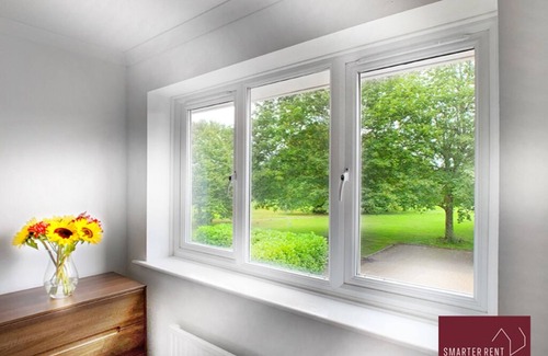 Bisley Casa | Woking - Front Garden, Parking, Pets Welcome