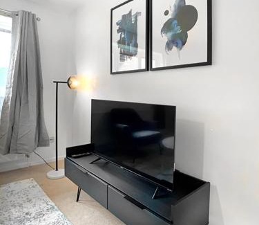 Wokingham Apartamento | Wokingham - 2 Bedroom Maisonette - With Parking