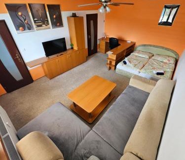 Povazska Bystrica Apartamento | WOLF APARTMAN Luxusné a ubytovanie s plnou výbavou s Bezplatným parkovaním Plochou TV a Optickým Internetom Priamo v Považskej Bystrici Tichá lokalita s Všade blízko Vhodné pre Jednotlivcov Rodiny Pracovné cesty Turistiku aj Oddych Plne vybavená Kuchyňa