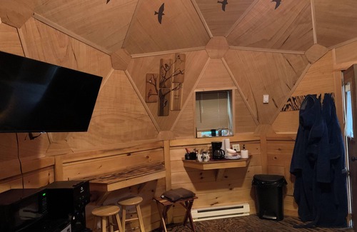 Wilmington Cabina | Wolf Dome at the Adirondack Wildlife Refuge, Sleeps two, One Night Minimum