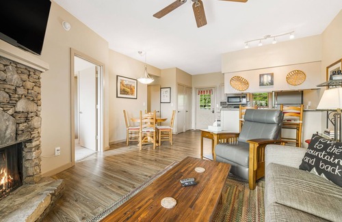 Wolf Laurel Condominio | Wolf Laurel-Hatley Pointe Resorts, Ski, Hike, Pool, Tennis, Dine, Big Deck View