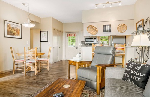 Wolf Laurel Condominio | Wolf Laurel-Hatley Pointe Resorts, Ski, Hike, Pool, Tennis, Dine, Big Deck View