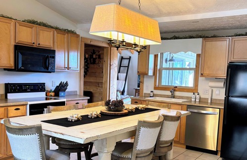 Wolf Laurel Cabina | Wolf Laurel Mountain Escape: Cozy Cabin, Fireplace, near Hatley Pointe, Secluded