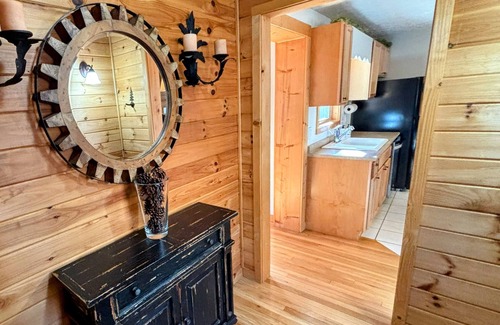 Wolf Laurel Cabina | Wolf Laurel Mountain Escape: Cozy Cabin, Fireplace, near Hatley Pointe, Secluded