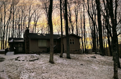 Wolf Laurel Cabina | Wolf Laurel Mountain Escape: Cozy Cabin, Fireplace, near Hatley Pointe, Secluded