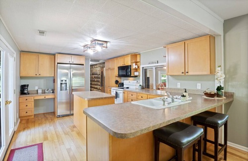 Camdenton Casa | Wolf Point Lodge! 10 Acre Historical Cabin