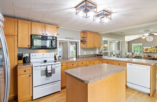 Camdenton Casa | Wolf Point Lodge! 10 Acre Historical Cabin