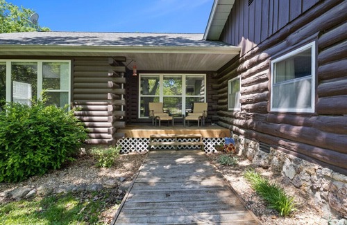 Camdenton Casa | Wolf Point Lodge! 10 Acre Historical Cabin