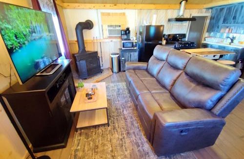 Noblesville Casa | Wolf's Cabin-Walk to Downtown Noblesville