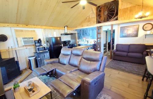 Noblesville Casa | Wolf's Cabin-Walk to Downtown Noblesville