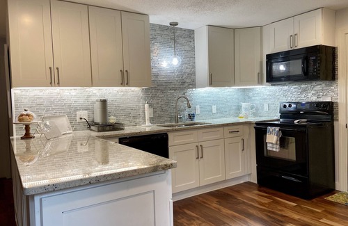 Rabun Gap Casa | Wolffork Valley-minutes to Clayton and Dillard. Creekside 2 king-2 full baths.