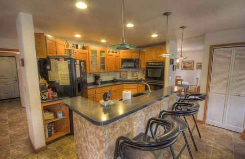 Tahoe Island Casa | Gran casa nueva con barbacoa, 2 terrazas, área de juegos, bañera de hidromasaje, patio cercado (CYH1077)