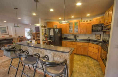 Tahoe Island Casa | Gran casa nueva con barbacoa, 2 terrazas, área de juegos, bañera de hidromasaje, patio cercado (CYH1077)